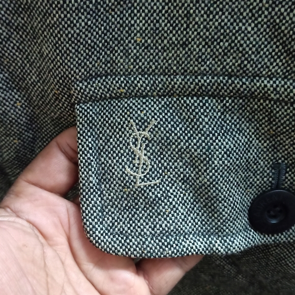 Yves Saint Laurent - Picture 3 of 6